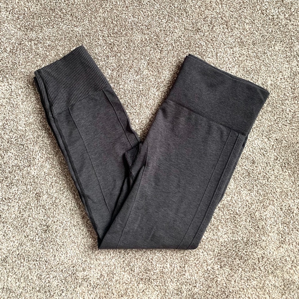 LULULEMON / GREY THICK CROPS